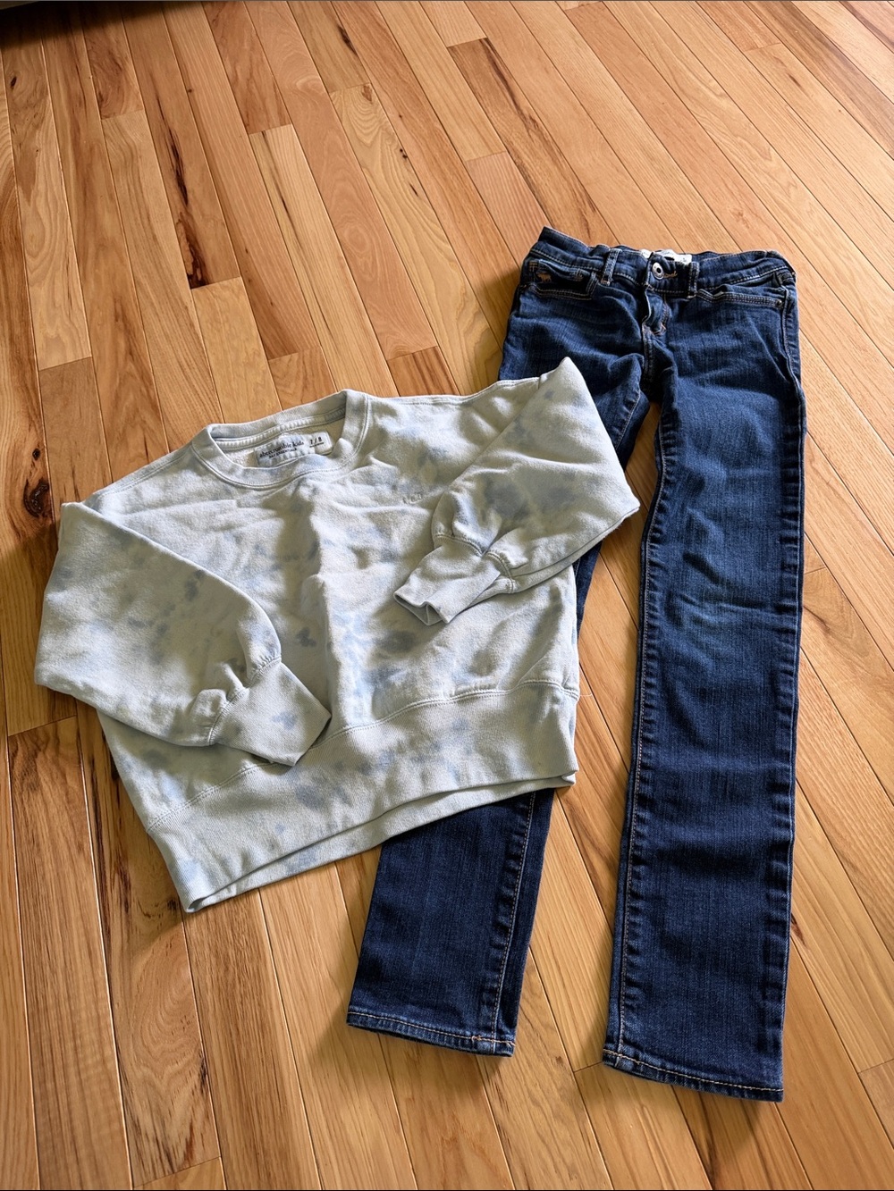 abercrombie kids light blur tie-dye sweatshirt and skinny jeans